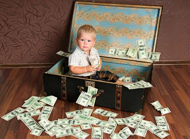 ما أفضل عمر لتعليم أطفالنا عن المال ؟.. خبراء يجيبون