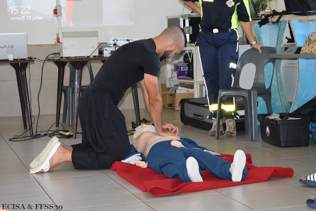 Ecisa est affilié à la Fédération Française de Sauvetage et Secourisme et continue sur un mannequin pour le massage cardiaque