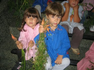 niños con zanahorias