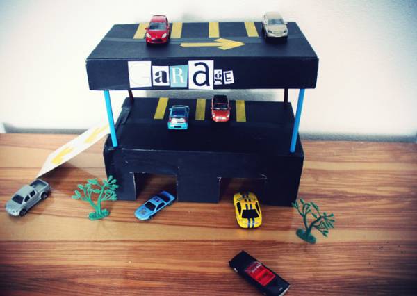 Garaje de cartón para coches - Manualidades para niños