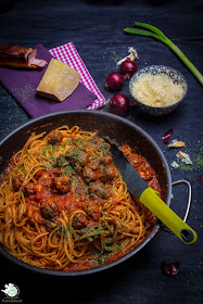 Nudeln mit Fleischbällchen in Tomatensoße