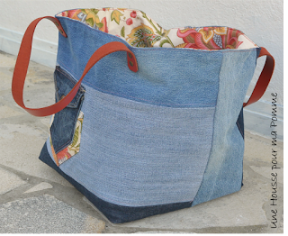 Sac Cube en jeans recyclés montés façon patchwork horizontalement ou verticalement suivant le coté du sac, surpiqures rouge , passepoil en rappel sur un coté extérieur, poche extérieure récupérée sur un jeans avec rappel du tissu intérieur, intérieur coton fleuri, Anses en cuir rouge véritable rivetées mains, poche intérieur en jeans.  Dimensions : 30 x 30 x 32 cm.