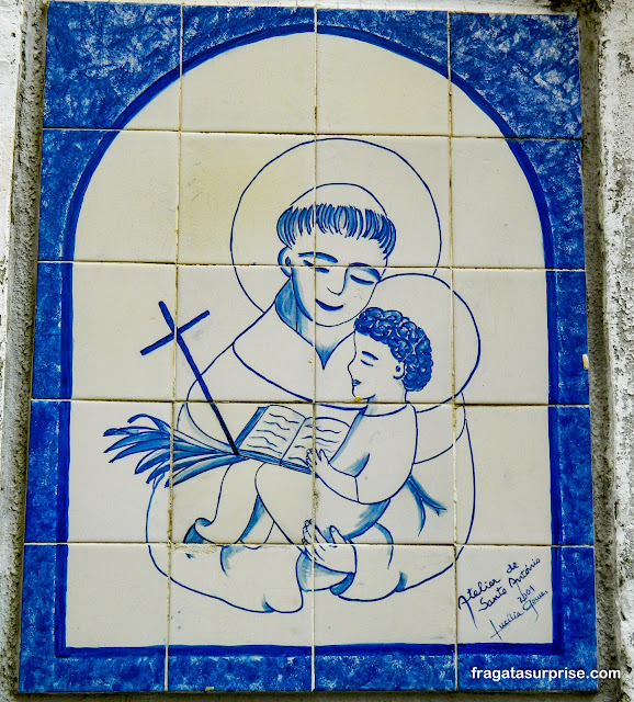 Painel de azulejos homenageia Santo Antônio na Alfama em Lisboa