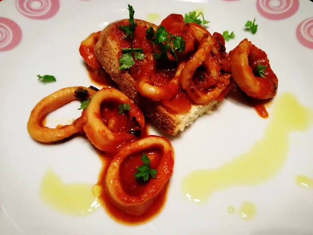 calamari al sugo con pane tostato