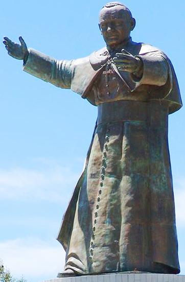 Foto del monumento de Juan Pablo II extendiendo las manos