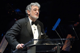 El tenor Plácido Domingo con smoking dirigiendo una orquesta en 2008