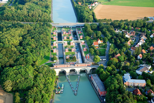 Шлюз Андертен ⎼ однокамерный, двухниточный, железобетонный. Расположен в Ганновере на 174,24 км Среднегерманского канала