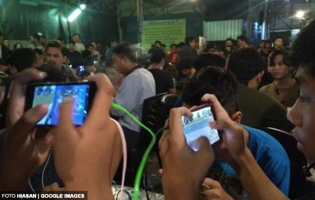 Remaja maut disambar petir ketika bermain game di handphone yang sedang dicas