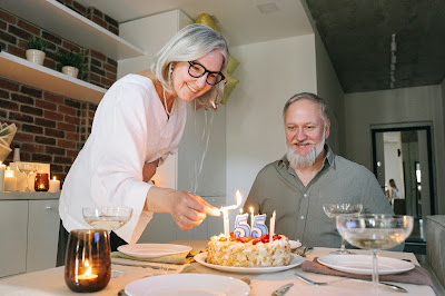 Por quê comemoramos aniversário com bolos?