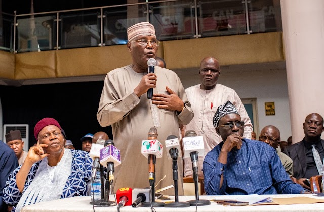 The PDP Presidential Candidate H.E ATIKU ABUBAKAR (GCON), Vice Presidential Candidate GOVERNOR IFEANYICHUKWU ARTHUR OKOWA (CON), PDP National Chairman And Senior Members Of PDP 