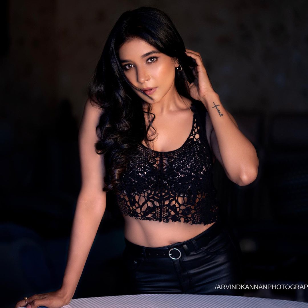 Actress Sakshi Agarwal Latest Hot Photos in Black Dress & Videos