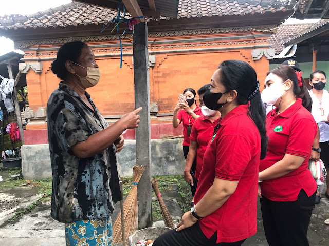   Ny. Antari Jaya Negara Distribusikan Bantuan Beras Kepada Lansia Kurang Mampu