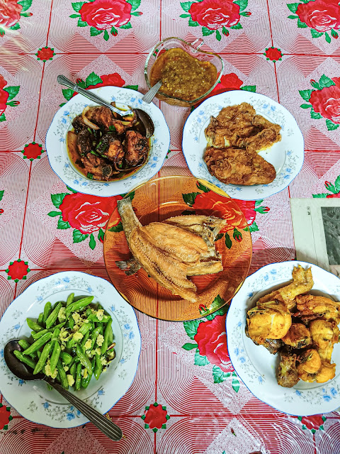 Menu tengahari, ayam masak kicap , kacang buncis goreng, ikan haruan kering, ayam sambal penyet