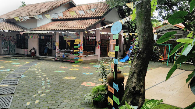 review semut semut natural school depok