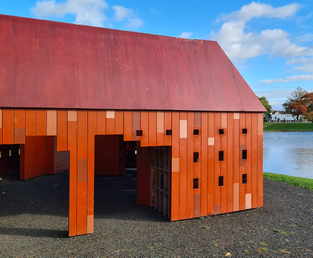 Spielparks in Dänemark, Teil 2: Der Spielpark in Kolding - Legepark Kolding. Das Schloss zum Spielen liegt am See, auf dem Ihr mit Booten kostenfrei fahren könnt. Ein spannender Ausflugstipp in Mittel-Jütland!