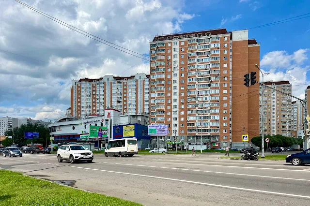 Королёв, проспект Космонавтов, улица Горького, торговый центр «Корабль», жилой дом 2007 года постройки
