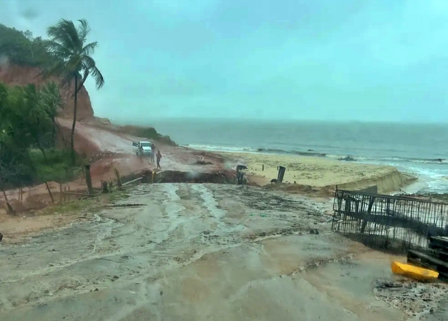 Ponte desaba no sul da Bahia após forte chuvas