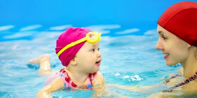 cara aman mengajarkan bayi berenang