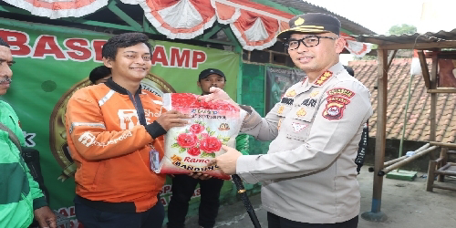 Kapolresta Tangerang Salurkan Bantuan Sosial Untuk Komunitas Ojek Online