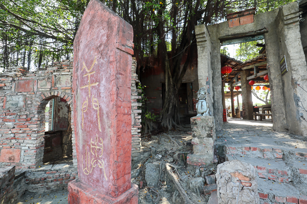 台南學甲老塘湖藝術村由畫家匡乙建造的廢墟古城，還可渡船至神仙島