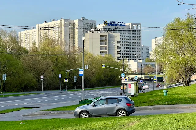 Осенняя улица, бизнес-центр «Крылатский»