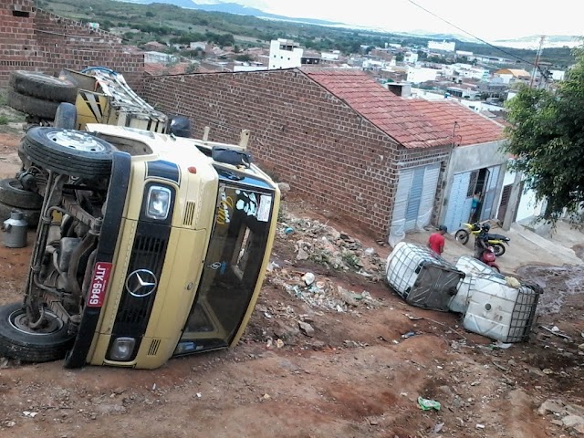 Caminhão que transportava água tombou no distrito de Pão de Aúcar