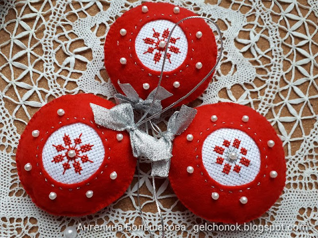 Пример игрушек из красного фетра с обворожительными снежинками и бусинами, и вышивкой по одной схеме. gelchonok.blogspot.com