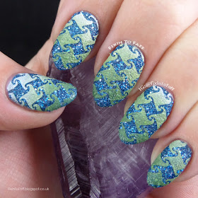 Gradient stamped houndstooth print over blue textured glitter base nail art.