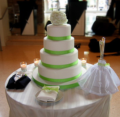 How To Decorate A Wedding Cake