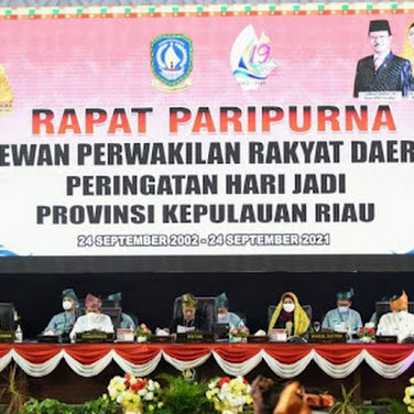 Dalam Rangka Memperingati Hari Jadi Provinsi Kepri Ke 19, Gubernur Kepri Ansar Ahmad Serahkan Penghargaan Setoran Pajak Terbesar 2021 Kepada BP Batam