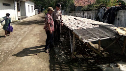 Bhabinkamtibmas Polsek Pasekan Rutin Sambang Dan Sampaikan Pesan Kamtibmas Kepada Masyarakat