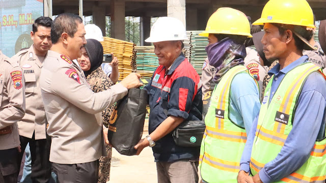 Wakapolri Komjen Pol Agus Andrianto juga salurkan bantuan kepada para pekerja proyek RS Bhayangkara Blora