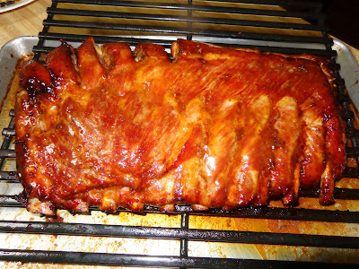 INGREDIENTES PARA LA MARINACIÓN DEL COSTILLAR 1 costillar para 4 personas. 3 cucharadas de salsa soja. (Sillao) 1 cucharada de vino de arroz. Si no tiene use un blanco regular. 1 cucharadita de ajo picado. 2 cucharaditas de jengibre picado. 2 cucharaditas de vinagre de arroz. Si no tiene, use un vinagre regular de vino rosado. 2 cucharadas de jugo de piña. SALSA PARA EL GLASEADO 1/4 taza de salsa soja. (Sillao) ¾ taza de jugo de piña. 3 cucharadas de azúcar morena. 1 cucharada de vino de arroz o vino blanco regular. 1 cucharadita de maicena. 1 cucharadita de agua. PREPARACIÓN Mida y corte los ingredientes para marinar el costillar. Pídale al carnicero que le haga unos cortes leves al costillar donde tiene un trozo de hueso que mantiene unidas las costillas en un extremo del costillar. Vea los cortes en la foto en el lado derecho. Por la parte de atrás del costillar saque una telita que cubre los huesos del costillar. Mirar la foto. No le quite la grasita. Mezclar todos los ingredientes para la marinación y aplicar en ambos lados del costillar. Dejar a marinar por unas 3 horas. Precalentar el horno a 300° F- 150° C. HACER LA SALSA PARA EL GLASEADO. En una olla pequeña mezclar todos los ingredientes para el glaseado y calentar a fuego mediano hasta que la salsa espese un poco. Apagar el fuego. Poner una bandeja con el costillar sobre parrillas. Poner un poco de agua en la bandeja para que la grasa que cae del costillar no se queme y salga humo. Cocinar el costillar a fuego lento por 3½  horas. Después de 2½ horas cocinando el costillar comience a untar un poco de la salsa sobre el costillar para que se vaya glaseando. Para cortar el costillar le recomiendo que lo corte por la parte de atrás porque de esa manera puede ver la dirección que van las costillas. Pídale al carnicero que le haga unos cortes leves al costillar donde tiene un trozo de hueso que mantiene unidas las costillas en un extremo del costillar. Vea los cortes en la foto en el lado derecho. Por la parte de atrás del costillar saque una telita que cubre los huesos del costillar. Mirar la foto. No le quite la grasita.   Mezclar todos los ingredientes para la marinación y aplicar en ambos lados del costillar. Dejar a marinar por unas 3 horas. HACER LA SALSA PARA EL GLASEADO. En una olla pequeña mezclar todos los ingredientes para el glaseado y calentar a fuego mediano hasta que la salsa espese un poco. Apagar el fuego. Poner una bandeja con el costillar sobre parrillas. Poner un poco de agua en la bandeja para que la grasa que cae del costillar no se queme y salga humo.  Cocinar el costillar a fuego lento por 3½  horas. Después de 2½ horas cocinando el costillar comience a untar un poco de la salsa sobre el costillar para que se vaya glaseando. Para cortar el costillar le recomiendo que lo corte por la parte de atrás porque de esa manera puede ver la dirección que van las costillas.