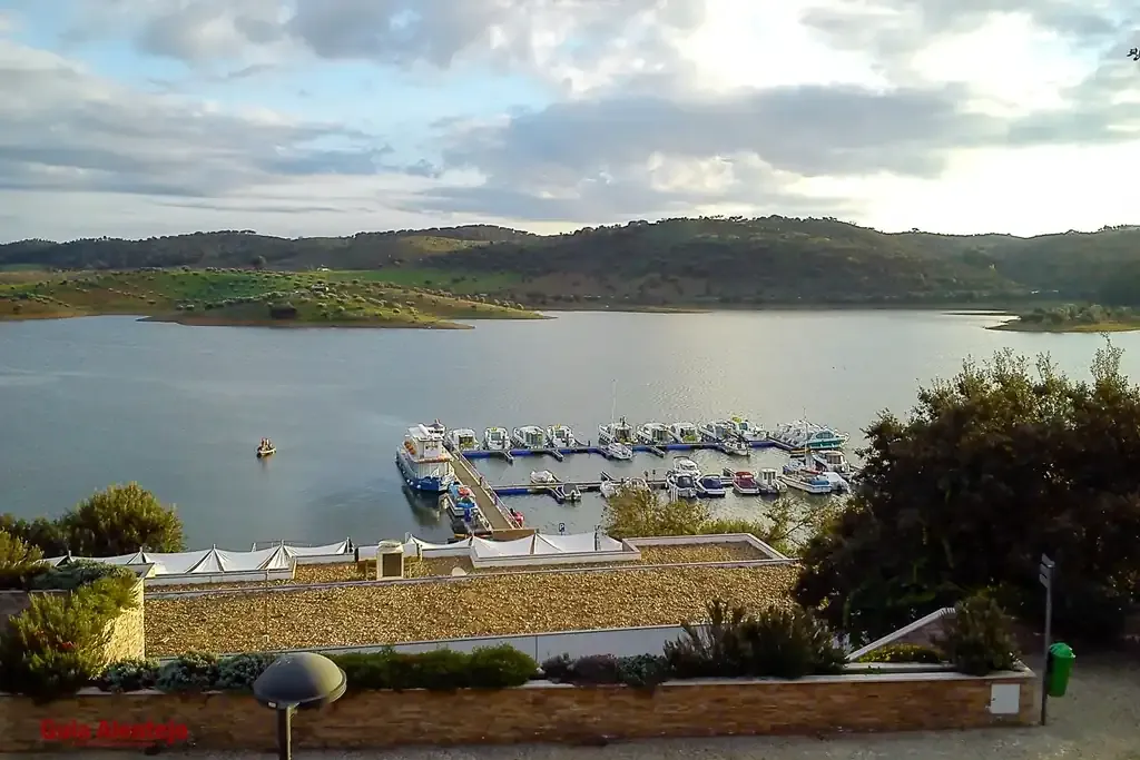 vista-da-marina-da-amieira-no-lago-de-alqueva-com-o-guia-alentejo