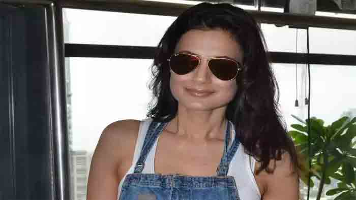 Ameesha Patel accused of 'cheating' by social worker, police complaint filed against Kaho Naa... Pyaar Hai actress, Mumbai, News, Cinema, Entertainment, Actress, Police, Complaint, National