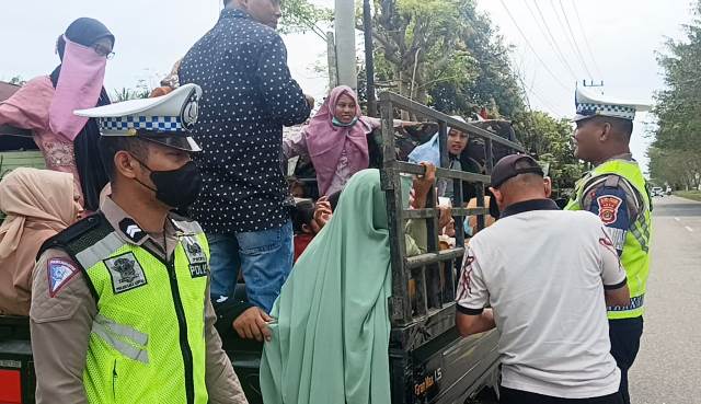 Satlantas Polres Aceh Timur Imbau Mobil Barang Tak Angkut Penumpang