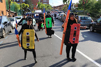 bajada de disfraces de las fiestas de Lutxana