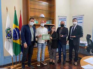 Prefeito Vinicius Claussen recebe, em nome da PMT, certificado do Crefito-2 por homenagem ao Dia do Fisioterapeuta e do Terapeuta Ocupacional, comemorado em 13 de outubro