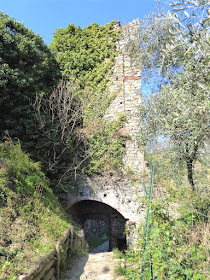 la porta nella cinta muraria nel castello di monterosso