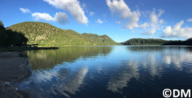 Photo du lac Rotomahana dans la vallée de Waimangu Rotorua Nouvelle-Zélande