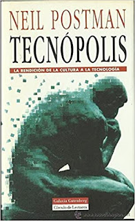 Portada del libro 'Tecnópolis' de Neil Postman. Muestra la estatua del Hombre Pensador desvaneciéndose en píxeles.