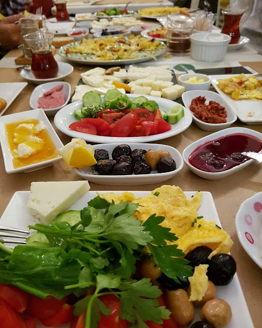 مقهى ومطعم إفطار أورتاكوي طعام لذيذ وأجواء دافئة Ortaköy Cafe Kahvaltı