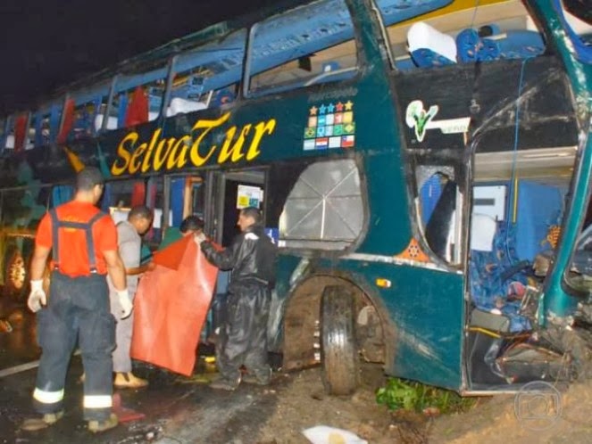 Ônibus com a banda Raça Negra sofre grave acidente na BR-101, em Pernambuco.