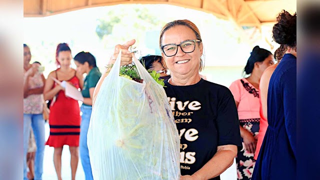 Senador Canedo entrega kit hortaliças para moradores da região do Jardim das Oliveiras