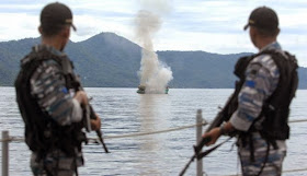 Anggota TNI AL dari KRI Todak saat melakukan pengawasan saat meneggelamkan tiga Kapal Ikan berbendera Vietnam di Perairan Tarempe, Kepri, 