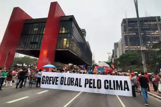 A Burrice do "aquecimento global": Manifestantes que se manifestam contra si mesmo