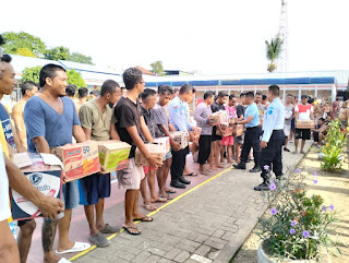 Pegawai Rutan Kelas IIB Sinjai Bagikan Perlengkapan Mandi Bagi WBP