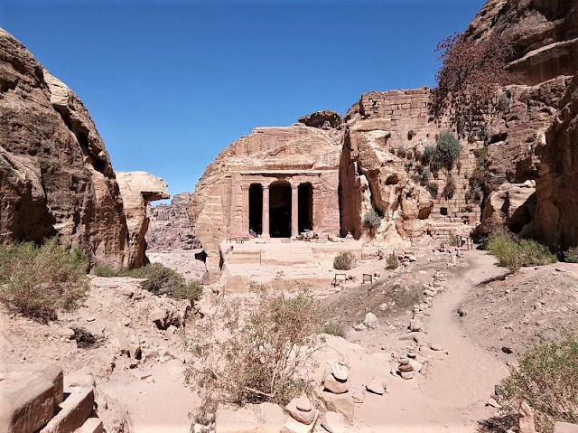 tomba dal frontone spezzato a petra