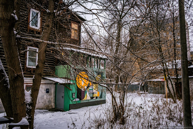 Стрит-арт на деревянной беседке