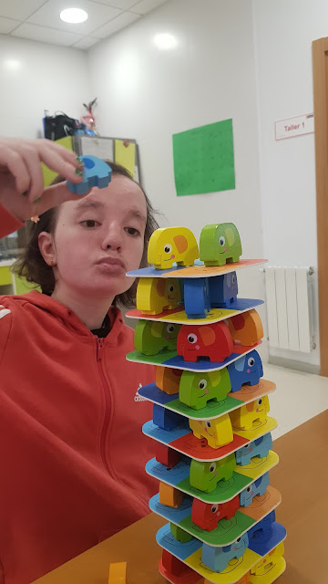 Chica haciendo una torre con un juego de elefantes